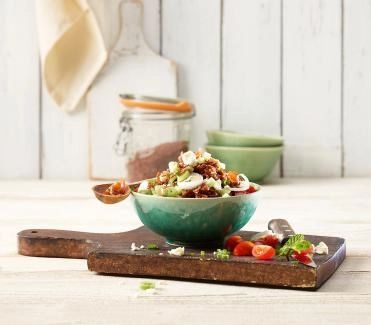 Roter Reissalat mit Gurke, Frühlingszwiebeln und Feta